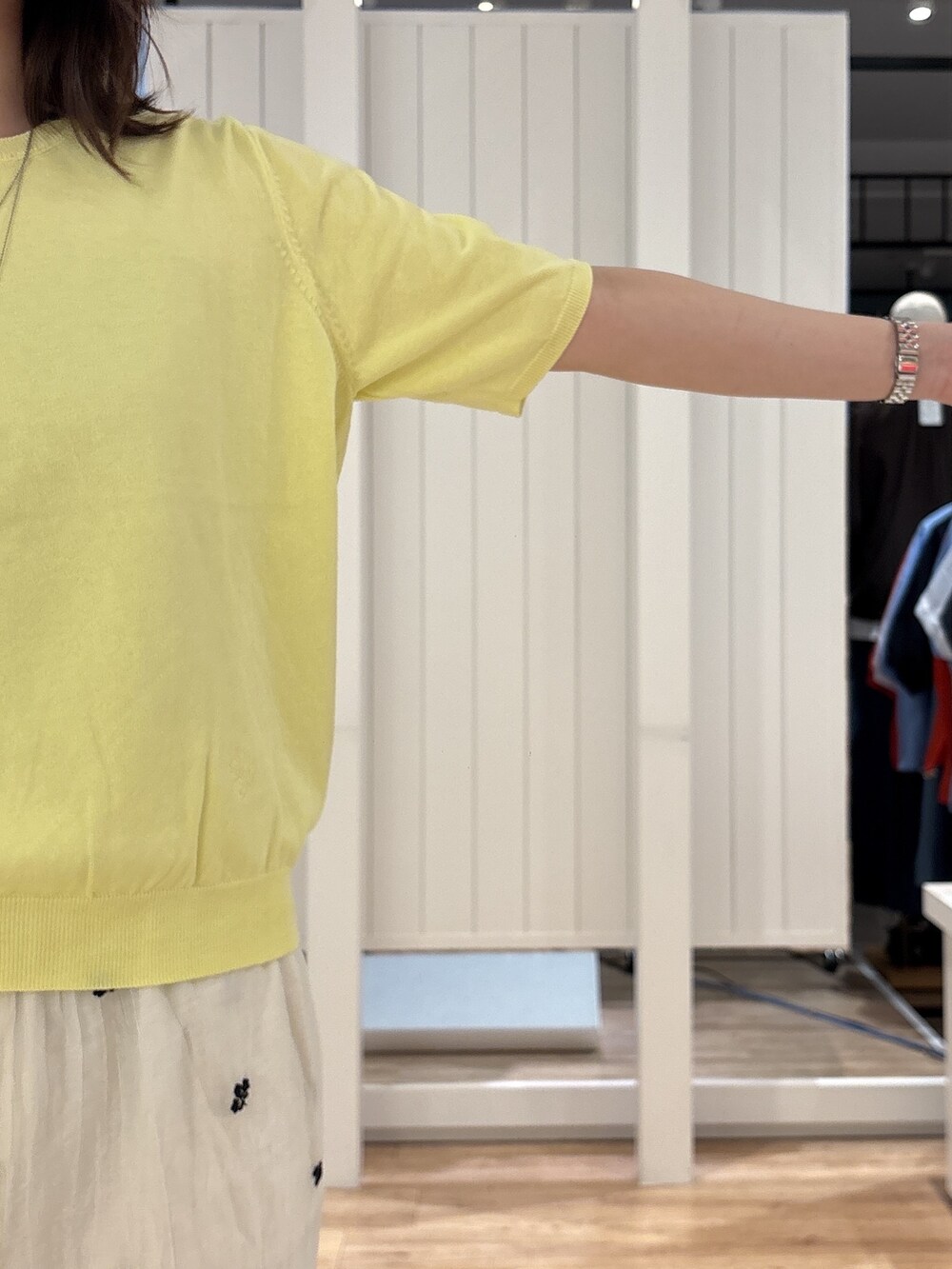 イエロー系のニット/セーター、ホワイト系のその他パンツ、ブラウン系のサンダルを着用したレディースの夏コーディネートの7枚目の写真