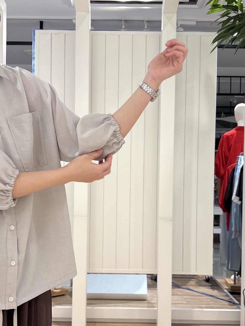 グレー系のシャツ/ブラウス、ブラウン系のその他パンツ、ブルー系のショルダーバッグを着用したレディースの春コーディネートの6枚目の写真