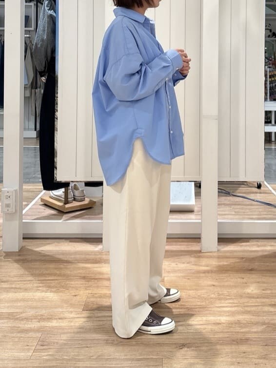 ブルー系のシャツ/ブラウス、ホワイト系のその他パンツ、ブルー系のシャツ/ブラウスを着用したレディースの春コーディネートの6枚目の写真