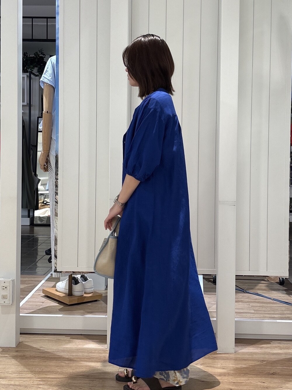 ブルー系のワンピース、ブラウン系のその他パンツを着用したレディースの夏コーディネートの3枚目の写真
