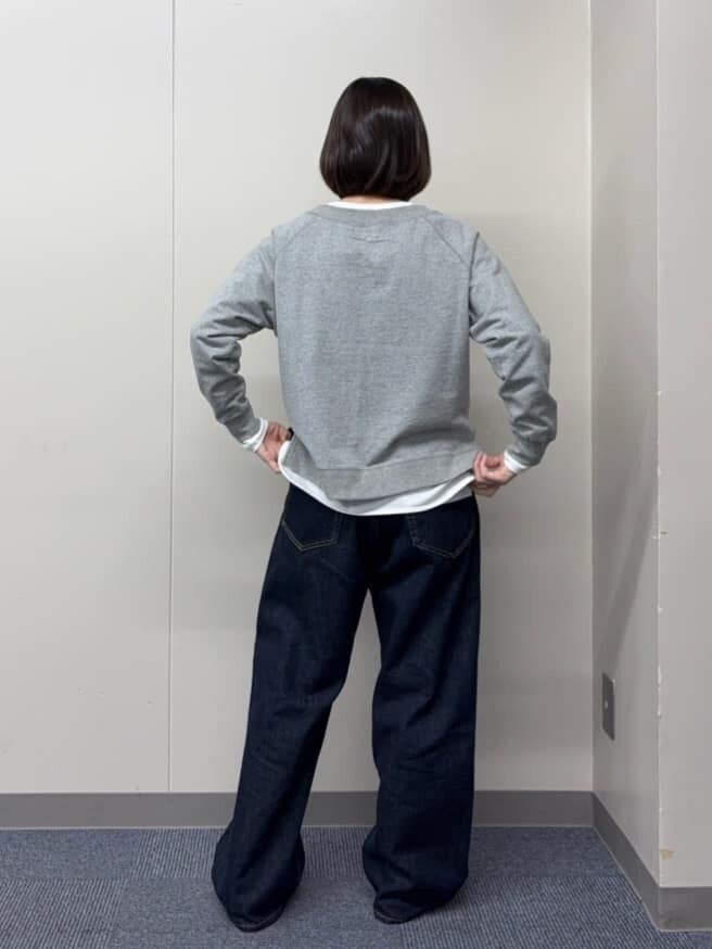 グレー系のTシャツ/カットソー、ホワイト系のTシャツ/カットソー、ブルー系のデニムパンツを着用したレディースの冬コーディネートの3枚目の写真
