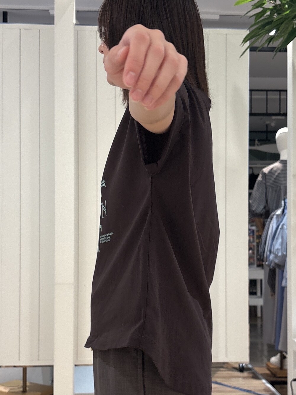 ブラウン系のTシャツ/カットソー、ブラウン系のその他パンツ、ホワイト系のスニーカーを着用したレディースの春コーディネートの6枚目の写真