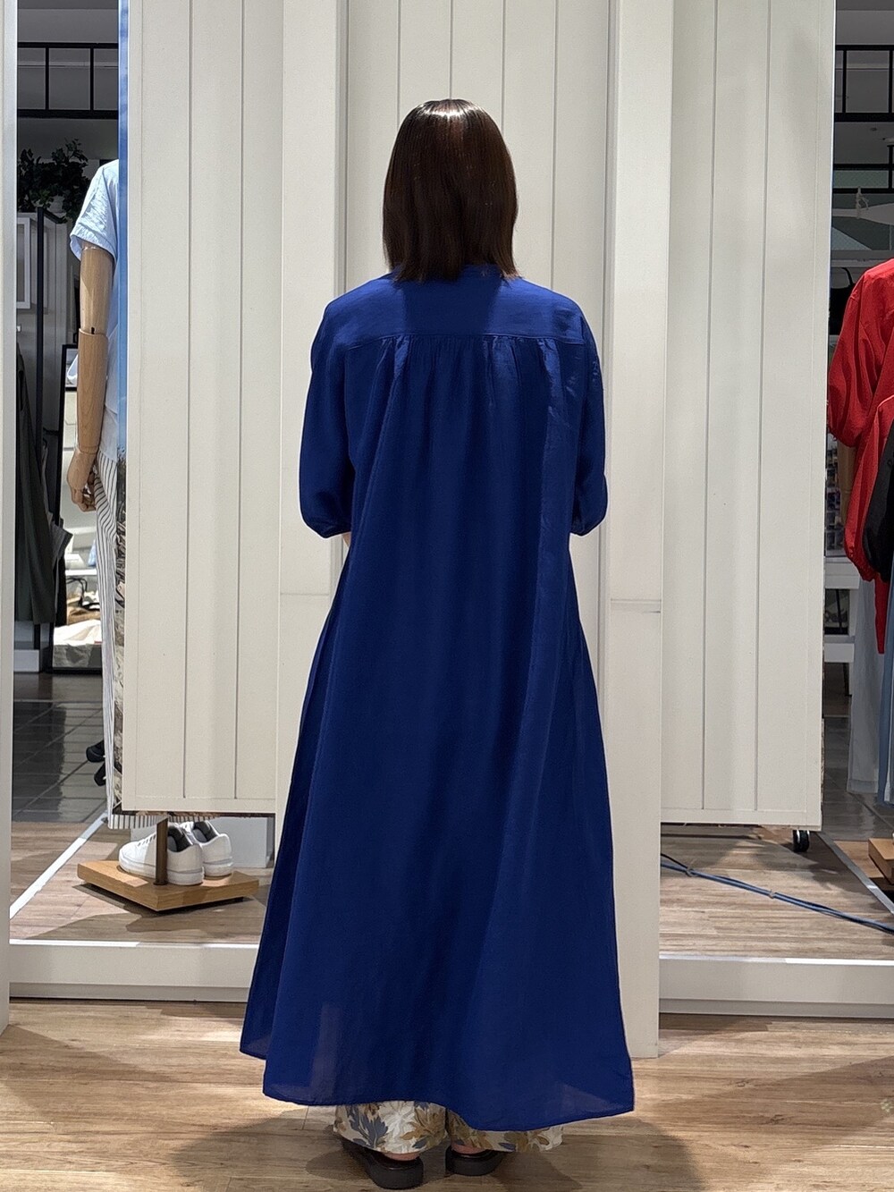 ブルー系のワンピース、ブラウン系のその他パンツを着用したレディースの夏コーディネートの4枚目の写真
