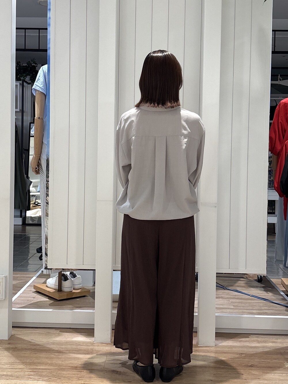 グレー系のシャツ/ブラウス、ブラウン系のその他パンツ、ブルー系のショルダーバッグを着用したレディースの春コーディネートの3枚目の写真