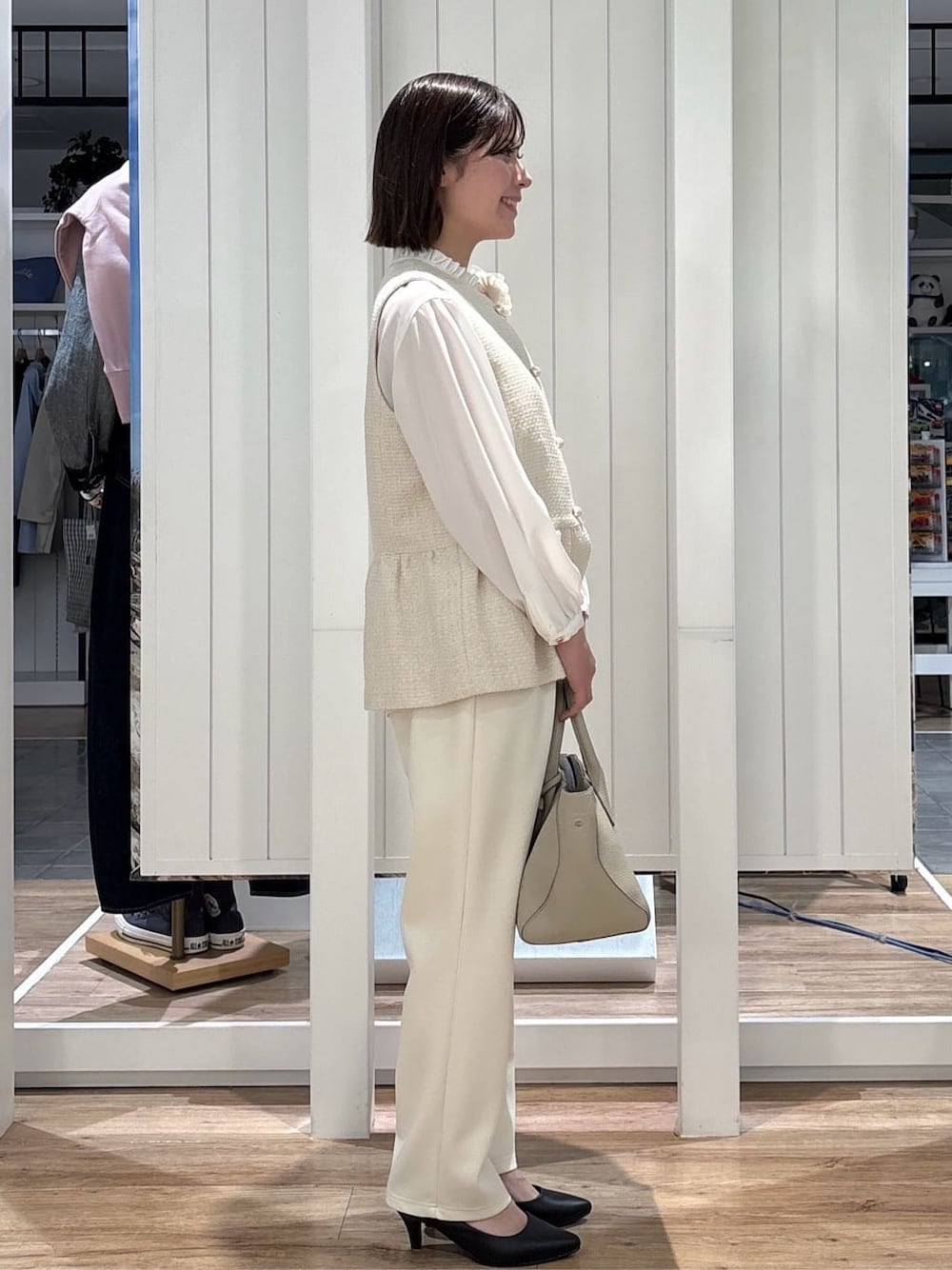 ホワイト系のシャツ/ブラウス、ホワイト系のその他パンツ、グレー系のトートバッグを着用したレディースの冬コーディネートの2枚目の写真