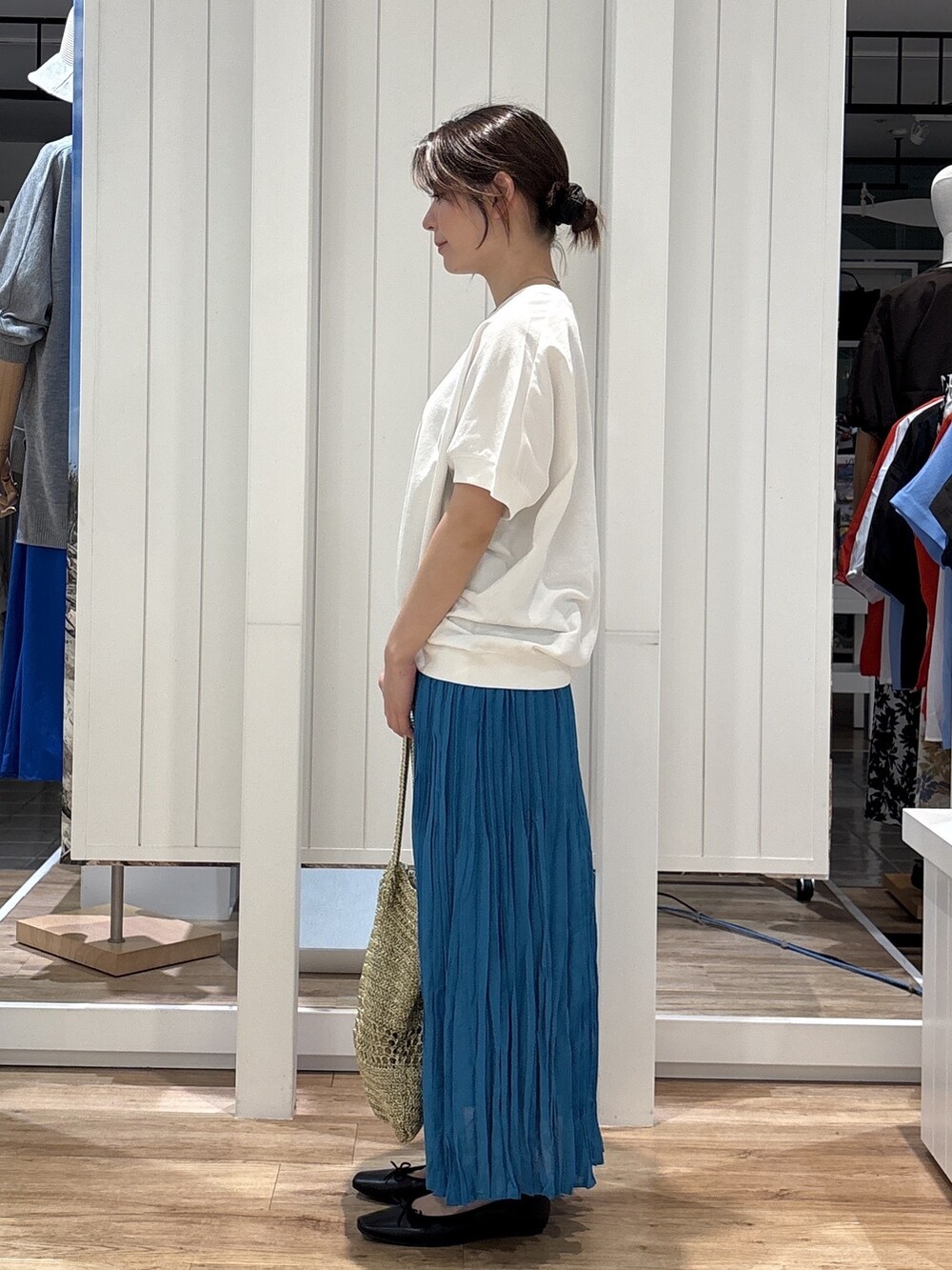 ホワイト系のTシャツ/カットソー、ブルー系のスカート、ブラック系のパンプスを着用したレディースの夏コーディネートの2枚目の写真