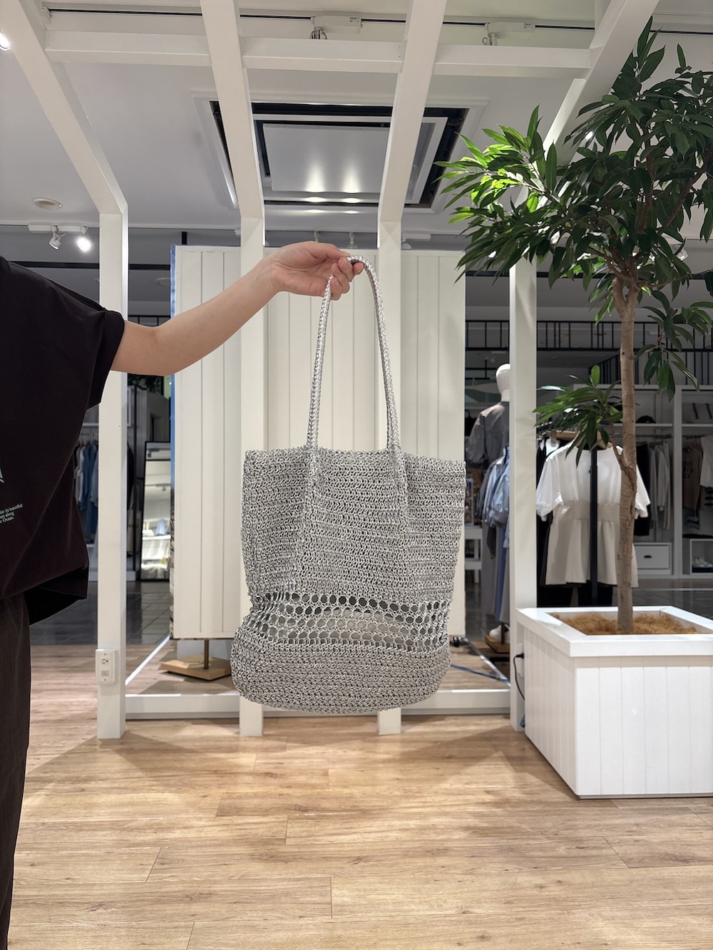 ホワイト系のスニーカー、ブラウン系のその他パンツ、ブラウン系のTシャツ/カットソーを着用したレディースの春コーディネートの9枚目の写真