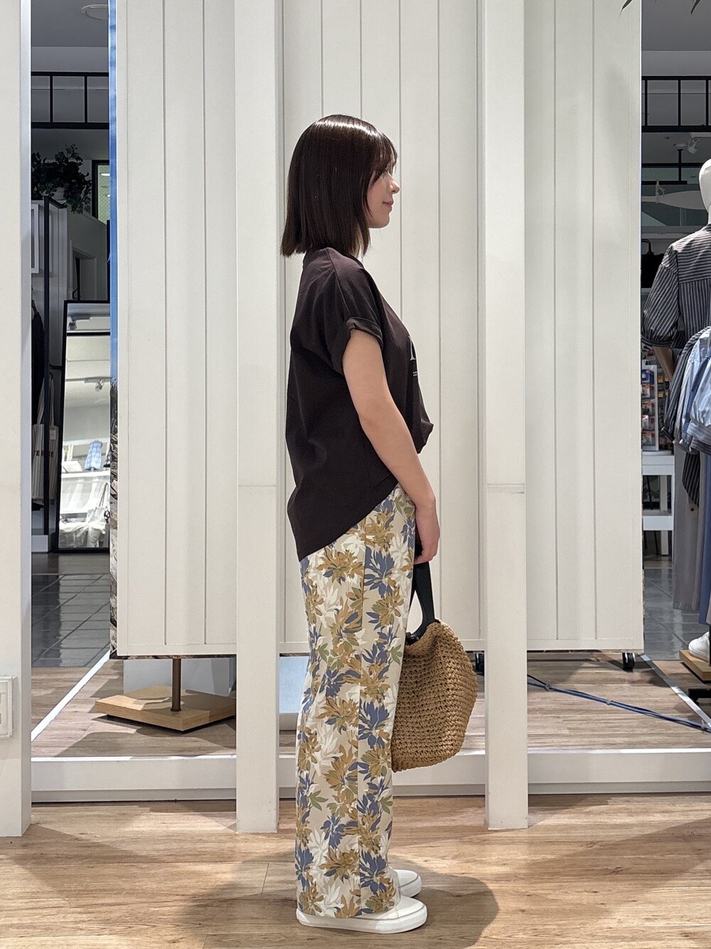 ブラウン系のTシャツ/カットソー、ブラウン系のその他パンツ、ホワイト系のスニーカーを着用したレディースの春コーディネートの2枚目の写真