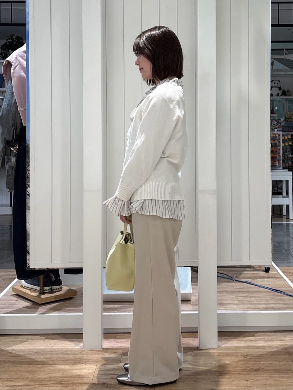 ホワイト系のニット/セーター、ピンク系のシャツ/ブラウス、ベージュ系のその他パンツを着用したレディースの春コーディネートの2枚目の写真