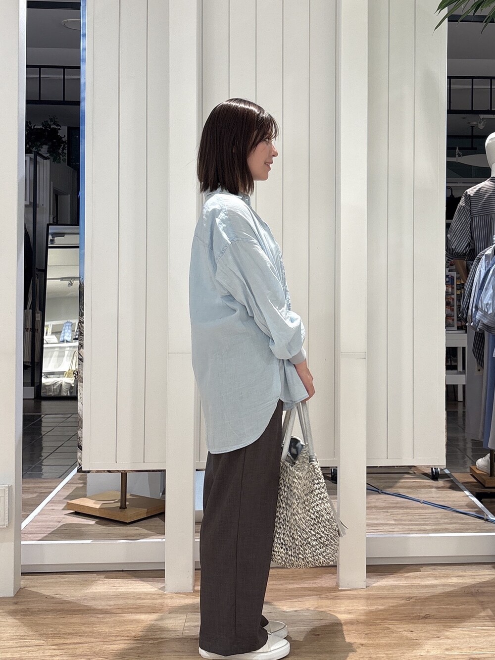 ブルー系のシャツ/ブラウス、ブラウン系のその他パンツ、ホワイト系のスニーカーを着用したレディースの春コーディネートの3枚目の写真