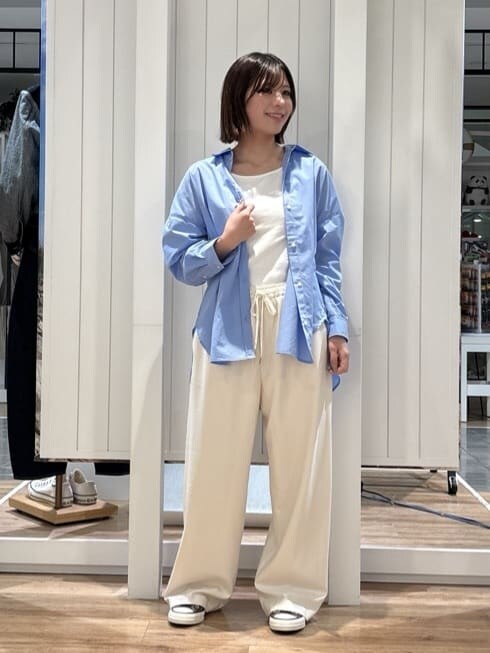ブルー系のシャツ/ブラウス、ホワイト系のその他パンツ、ブルー系のシャツ/ブラウスを着用したレディースの春コーディネートの5枚目の写真