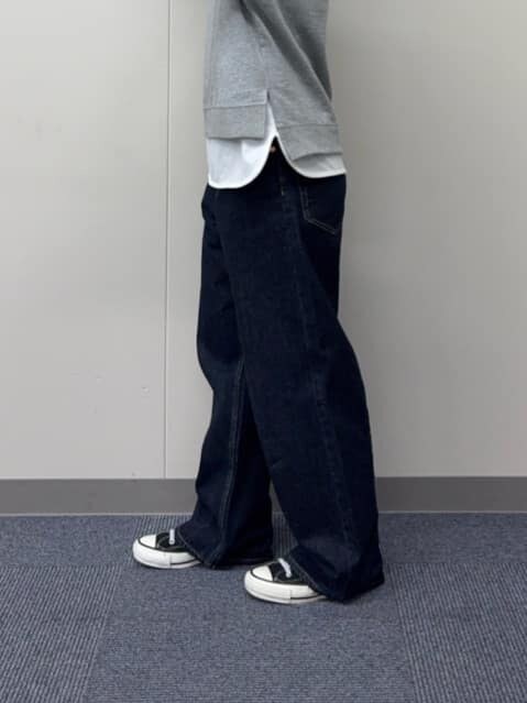 グレー系のTシャツ/カットソー、ホワイト系のTシャツ/カットソー、ブルー系のデニムパンツを着用したレディースの冬コーディネートの6枚目の写真