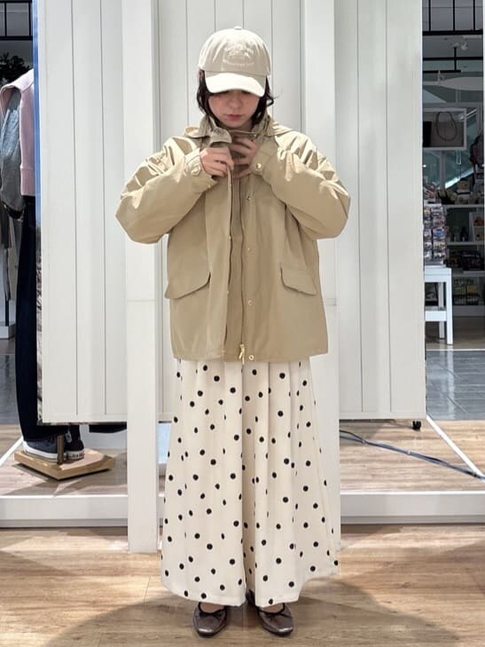 ベージュ系のブルゾン、グリーン系のニット/セーター、ホワイト系のシャツ/ブラウスを着用したレディースの春コーディネートの6枚目の写真