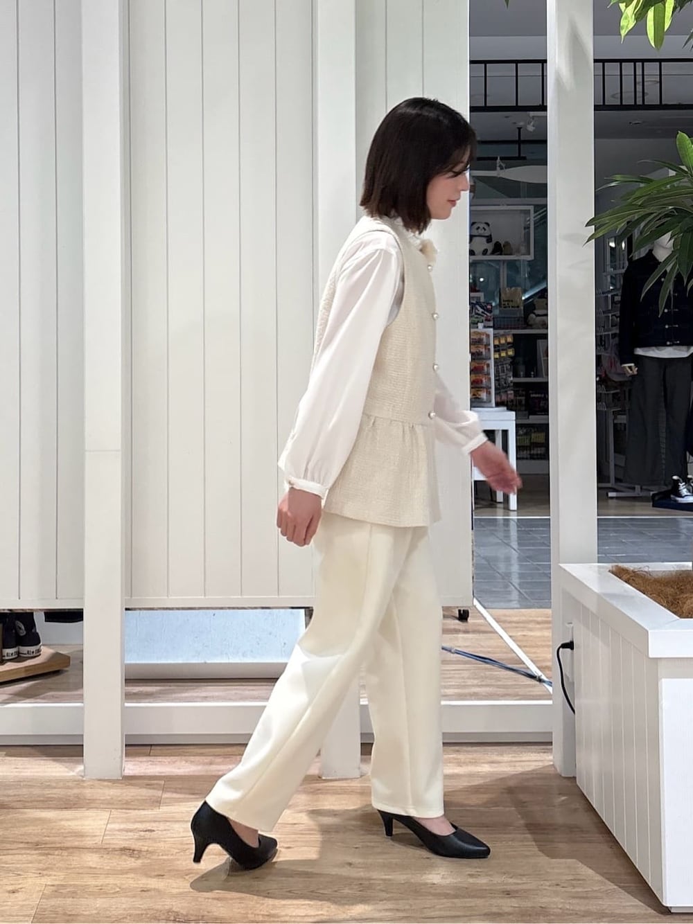 ホワイト系のシャツ/ブラウス、ホワイト系のその他パンツ、グレー系のトートバッグを着用したレディースの冬コーディネートの6枚目の写真