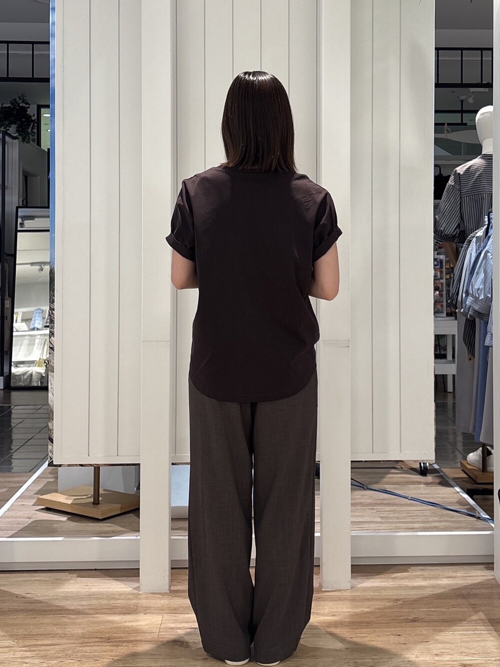 ブラウン系のTシャツ/カットソー、ブラウン系のその他パンツ、ホワイト系のスニーカーを着用したレディースの春コーディネートの3枚目の写真