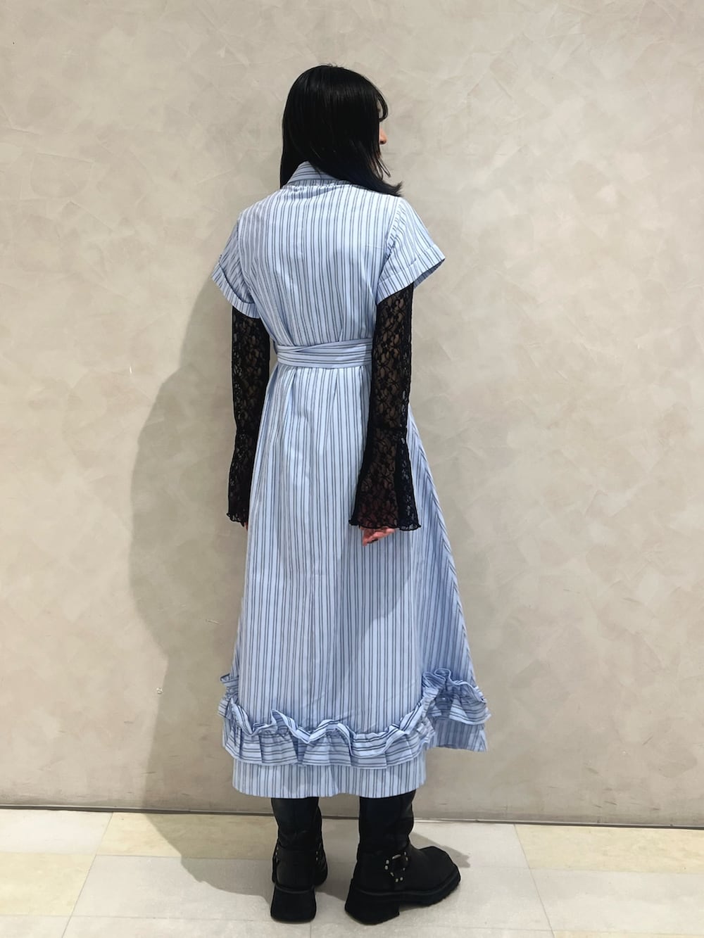 ブルー系のワンピース、ブラック系のTシャツ/カットソーを着用したレディースの春コーディネートの3枚目の写真