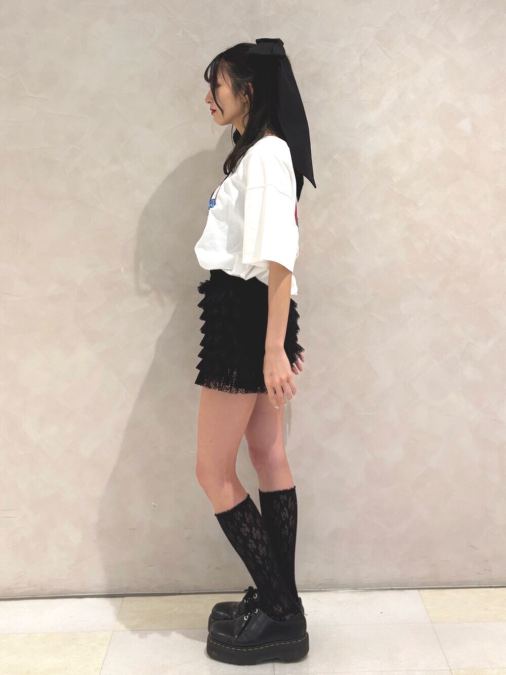 ブラック系のその他パンツ、ホワイト系のTシャツ/カットソー、ブラック系のバレッタ/ヘアクリップを着用したレディースの夏コーディネートの2枚目の写真