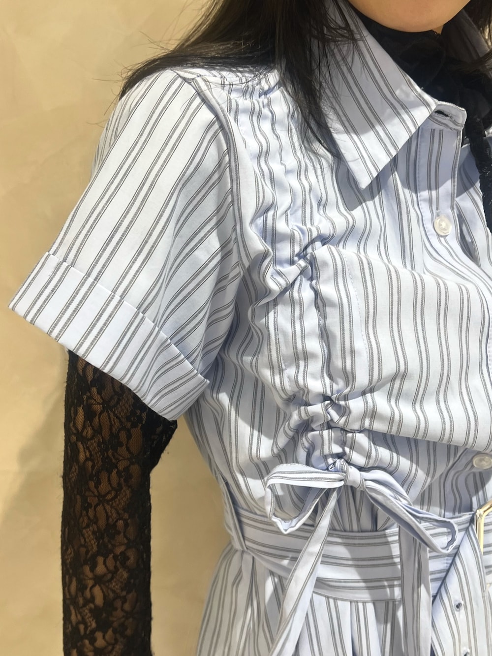 ブルー系のワンピース、ブラック系のTシャツ/カットソーを着用したレディースの春コーディネートの5枚目の写真