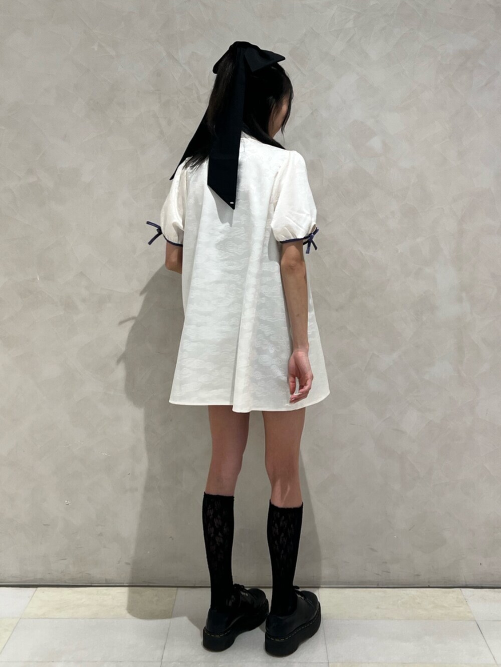 ホワイト系のシャツ/ブラウス、ブラック系のバレッタ/ヘアクリップを着用したレディースの夏コーディネートの3枚目の写真