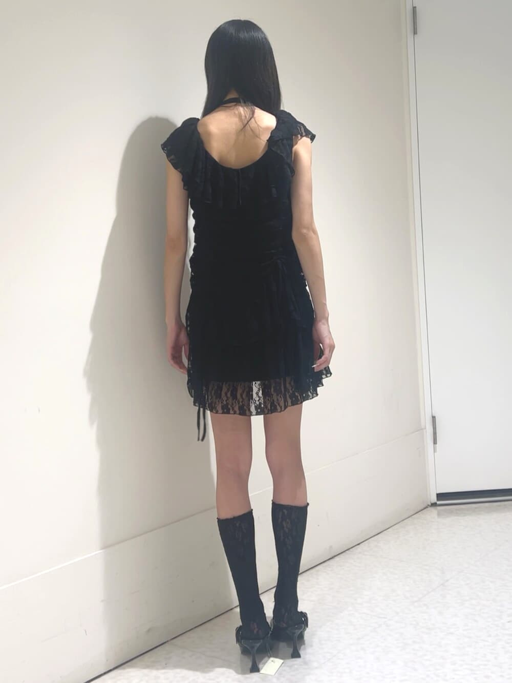 ブラック系のワンピース、ブラック系のパンプスを着用したレディースの夏コーディネートの3枚目の写真