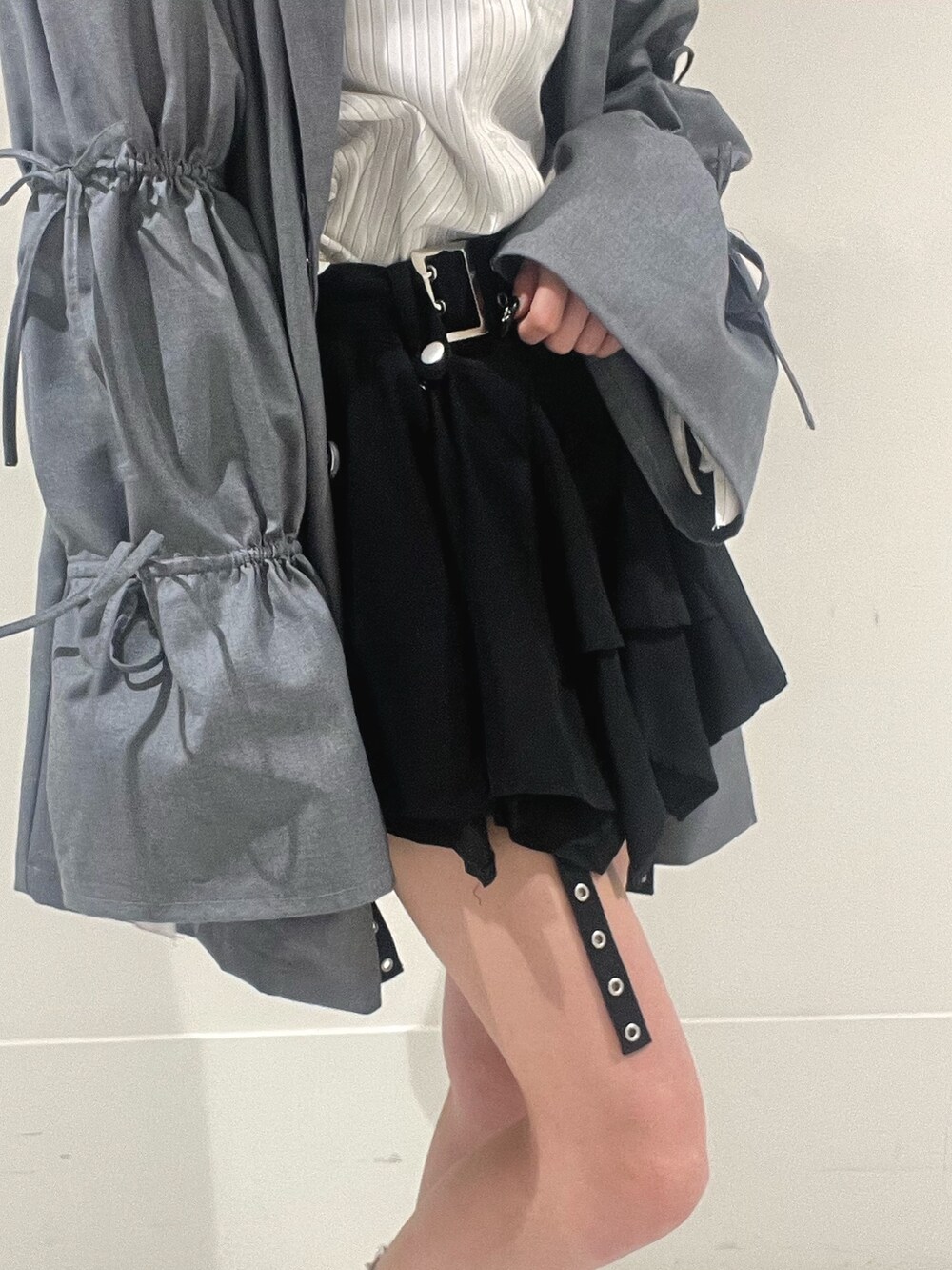 ブラック系のスカート、グレー系のワンピース、ホワイト系のシャツ/ブラウスを着用したレディースの春コーディネートの7枚目の写真