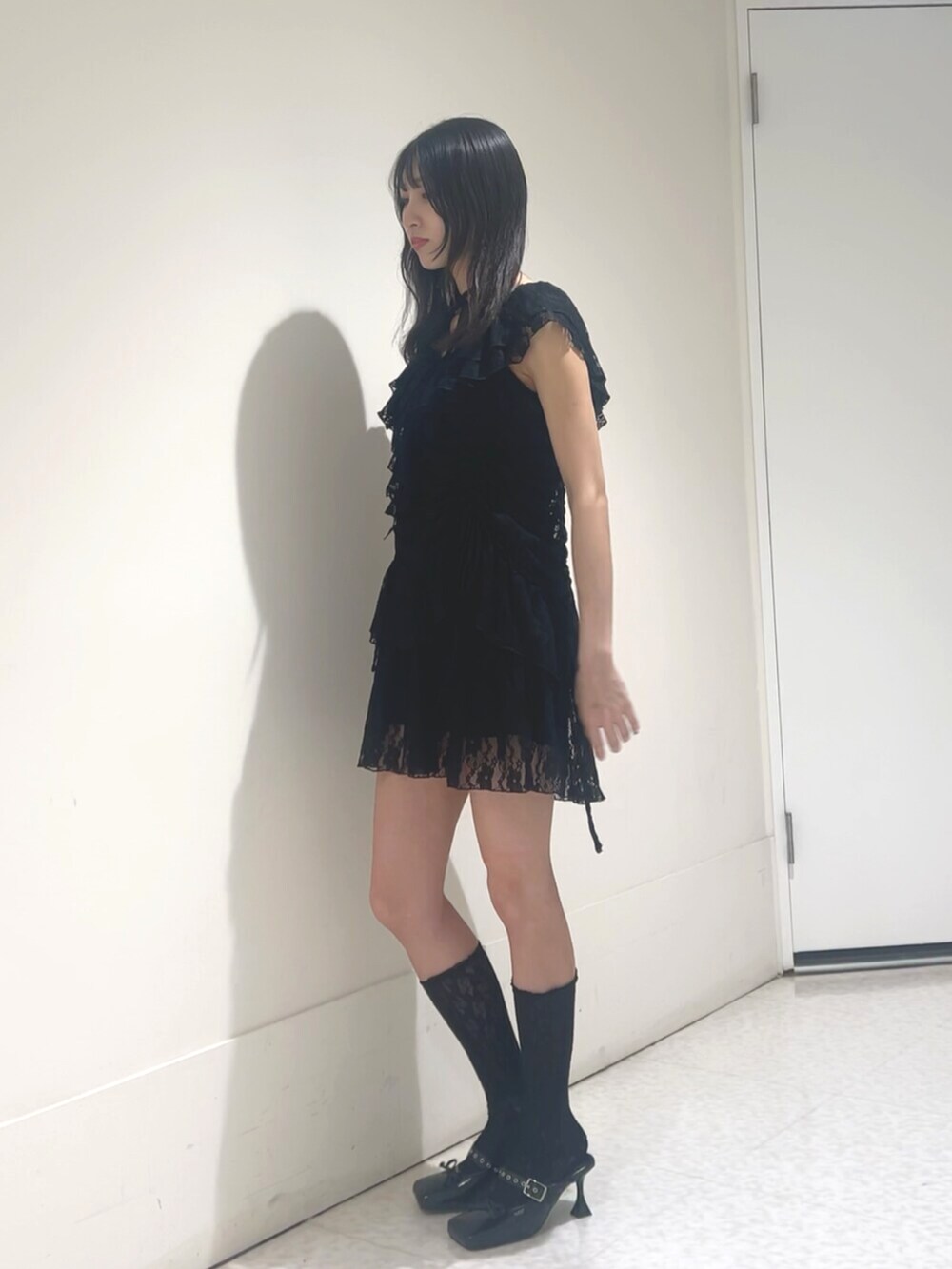 ブラック系のワンピース、ブラック系のパンプスを着用したレディースの夏コーディネートの2枚目の写真