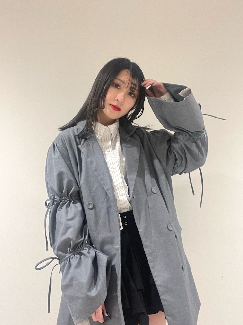 ブラック系のスカート、グレー系のワンピース、ホワイト系のシャツ/ブラウスを着用したレディースの春コーディネートの4枚目の写真