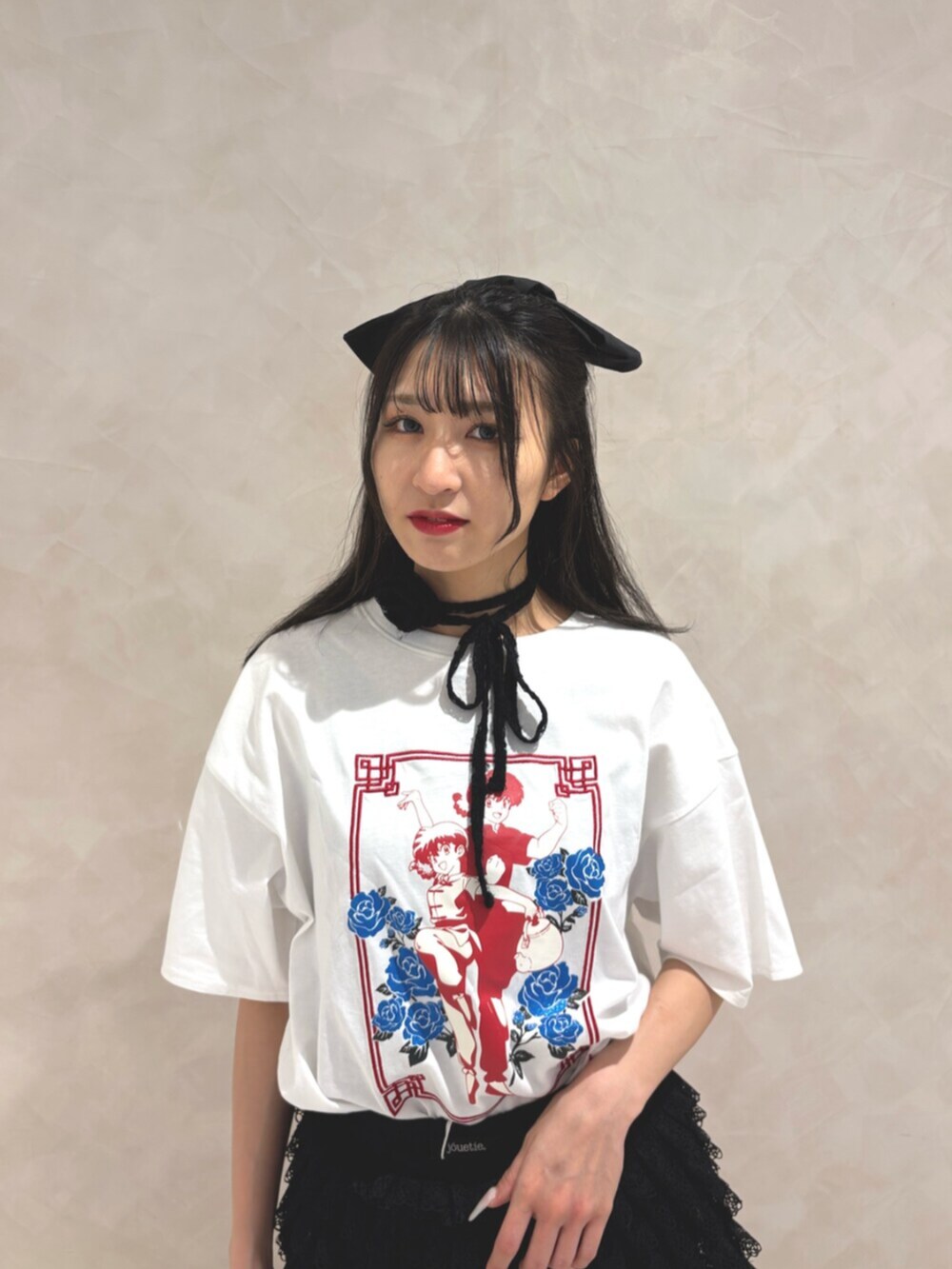 ブラック系のその他パンツ、ホワイト系のTシャツ/カットソー、ブラック系のバレッタ/ヘアクリップを着用したレディースの夏コーディネートの4枚目の写真