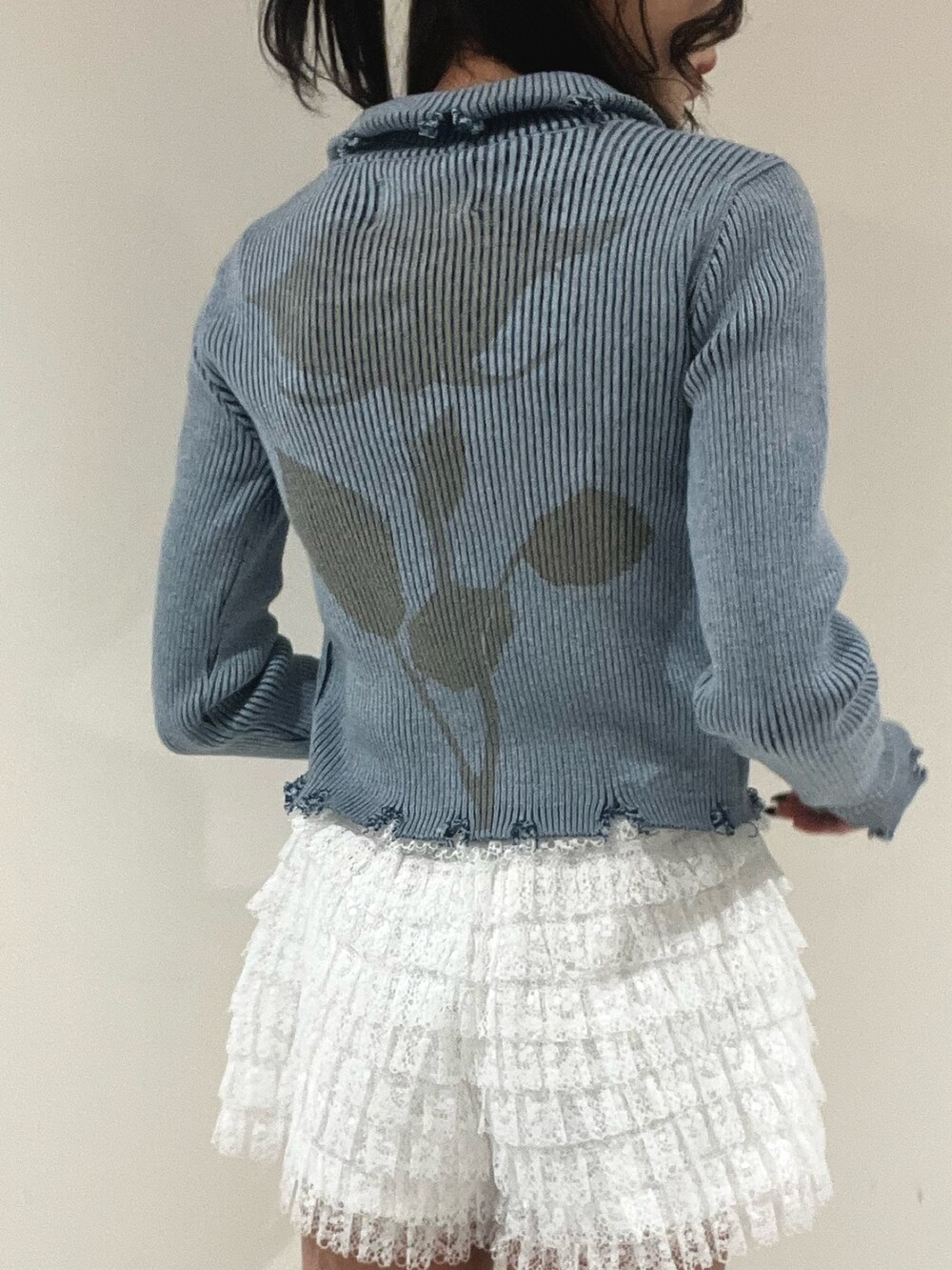 ブルー系のニット/セーター、ホワイト系のその他パンツ、シルバー系のメガネを着用したレディースの春コーディネートの8枚目の写真