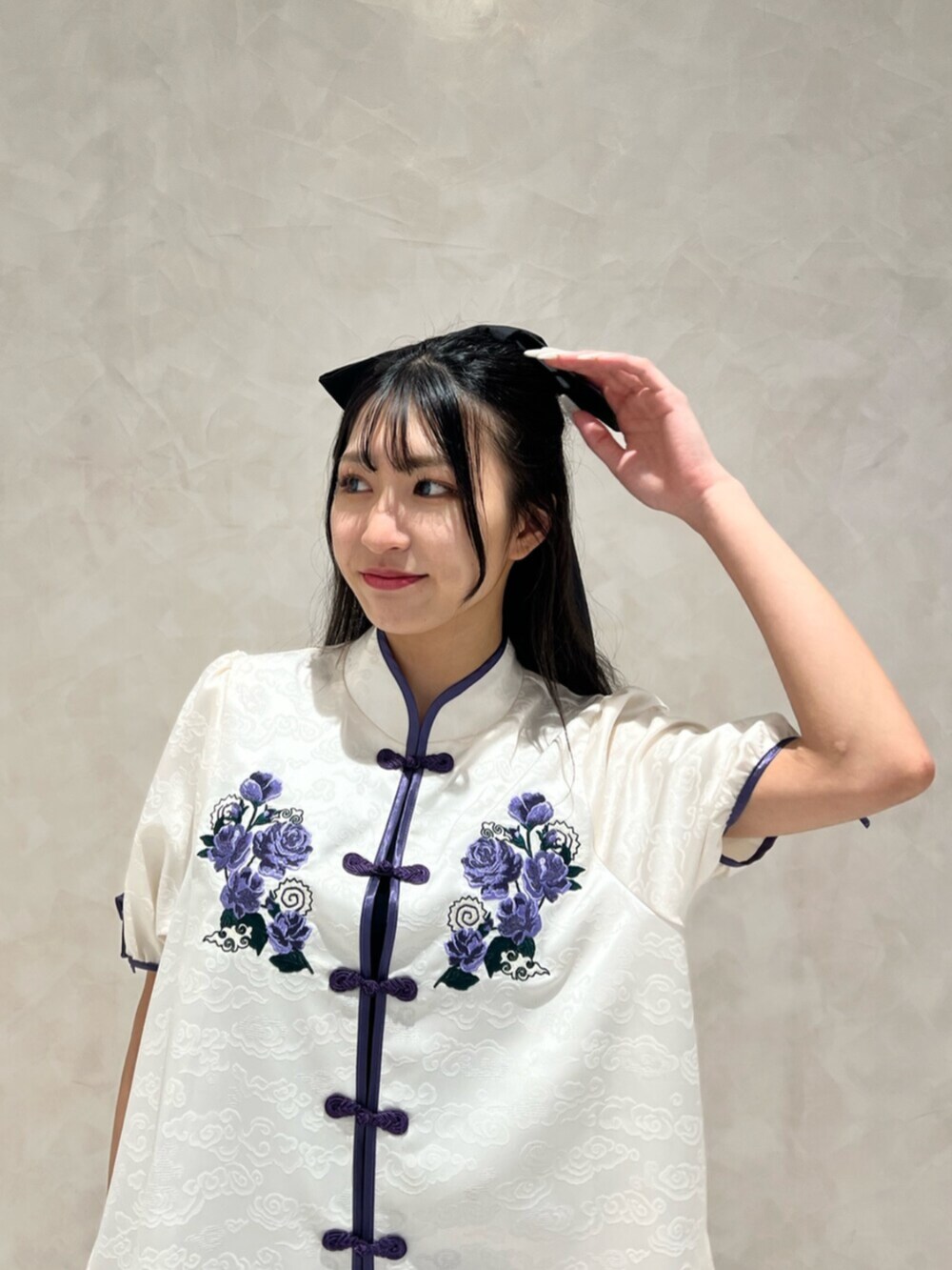 ホワイト系のシャツ/ブラウス、ブラック系のバレッタ/ヘアクリップを着用したレディースの夏コーディネートの4枚目の写真