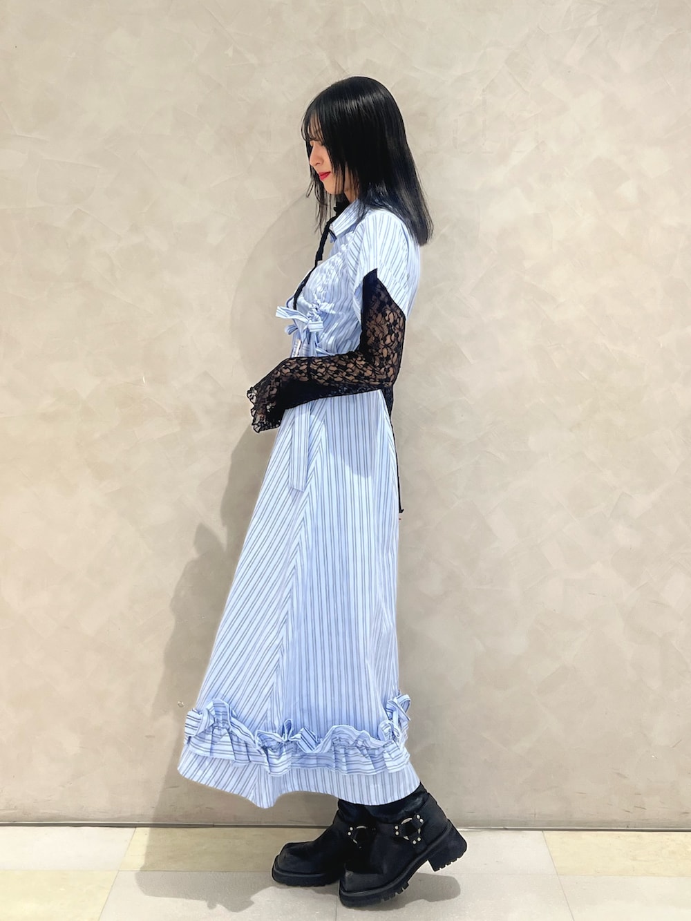 ブルー系のワンピース、ブラック系のTシャツ/カットソーを着用したレディースの春コーディネートの2枚目の写真