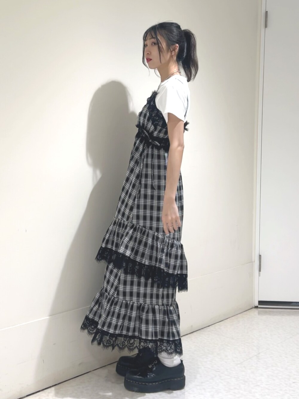 ブラック系のワンピース、ホワイト系のTシャツ/カットソーを着用したレディースの夏コーディネートの2枚目の写真