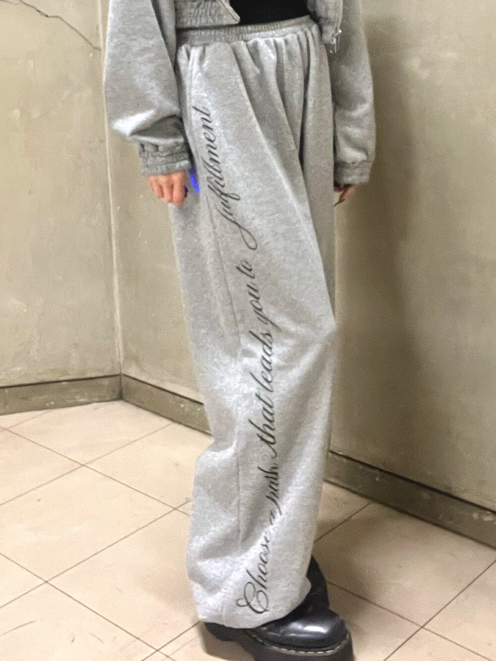 グレー系のスウェットパンツ、グレー系のパーカー、ブラック系のキャミソールを着用したレディースの春コーディネートの5枚目の写真