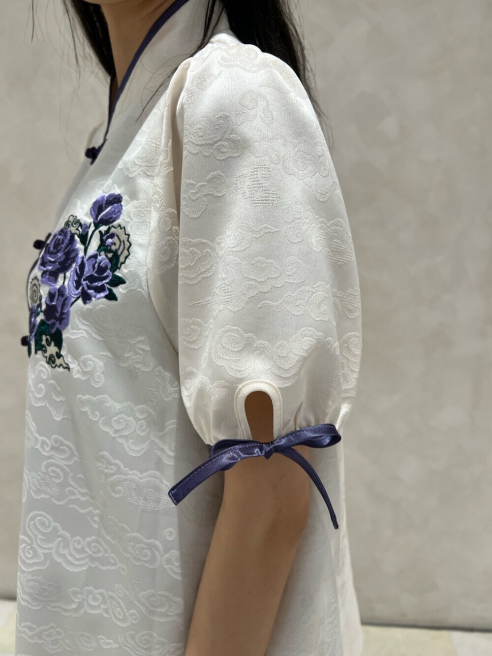 ホワイト系のシャツ/ブラウス、ブラック系のバレッタ/ヘアクリップを着用したレディースの夏コーディネートの7枚目の写真