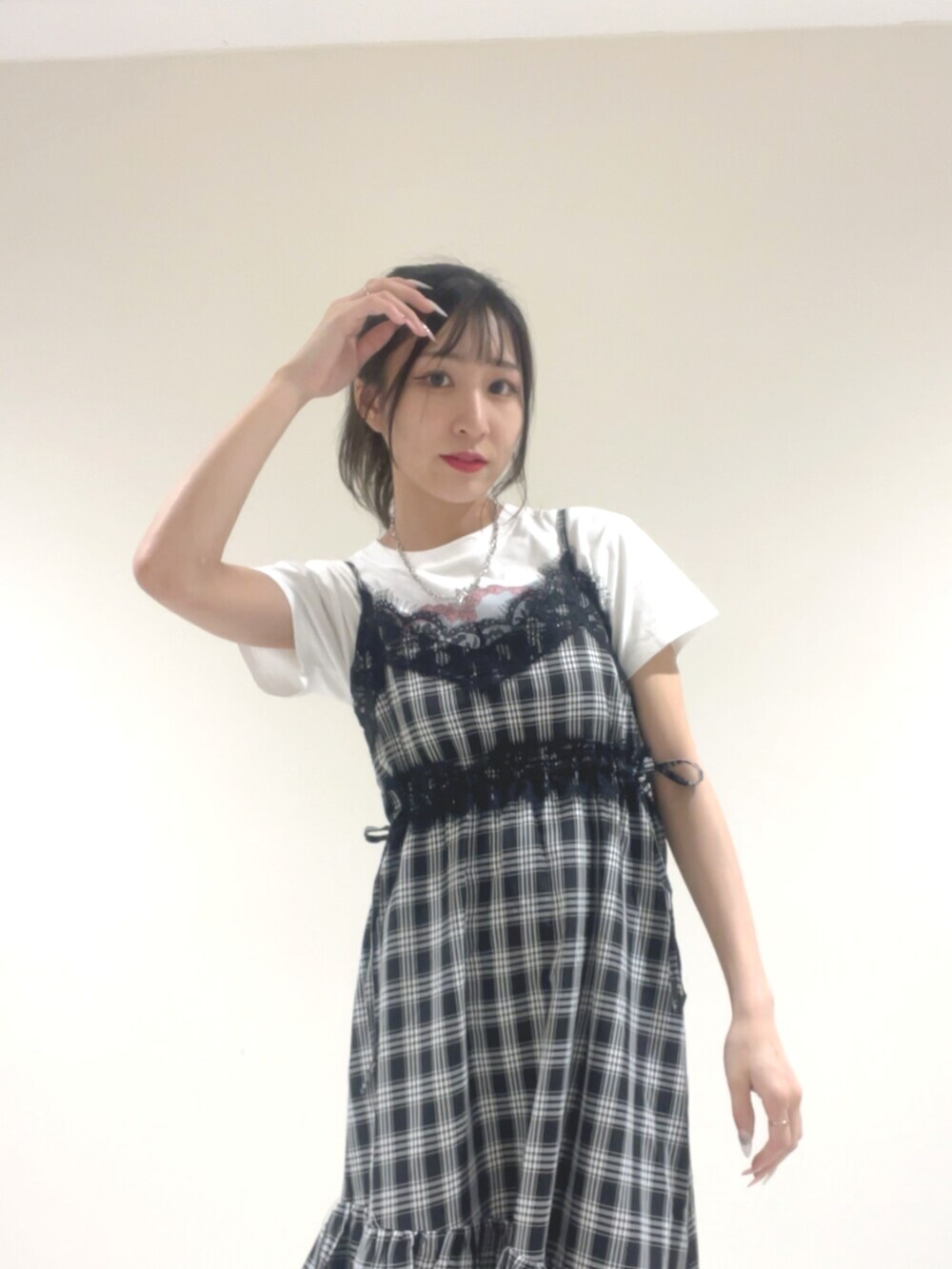 ブラック系のワンピース、ホワイト系のTシャツ/カットソーを着用したレディースの夏コーディネートの4枚目の写真