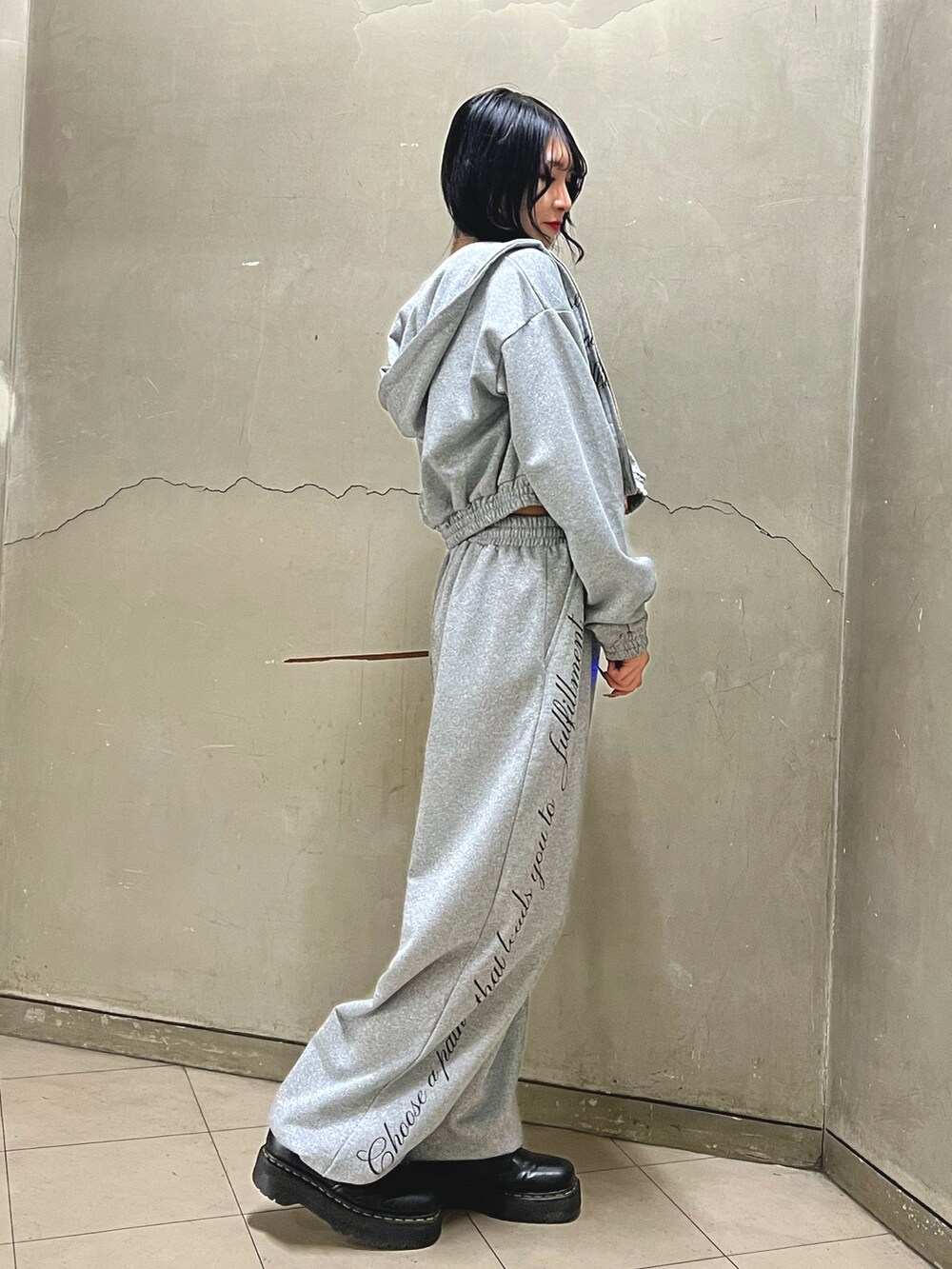 グレー系のスウェットパンツ、グレー系のパーカー、ブラック系のキャミソールを着用したレディースの春コーディネートの2枚目の写真