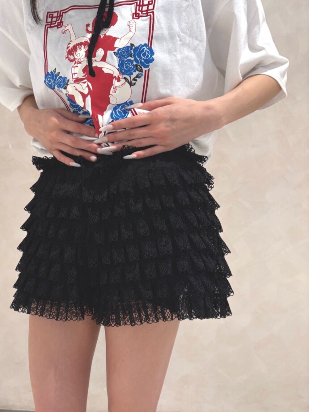 ブラック系のその他パンツ、ホワイト系のTシャツ/カットソー、ブラック系のバレッタ/ヘアクリップを着用したレディースの夏コーディネートの6枚目の写真