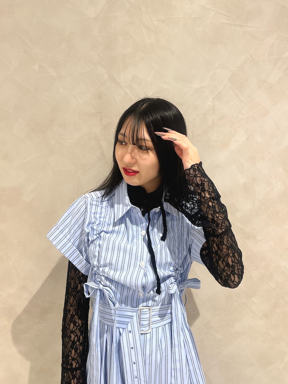 ブルー系のワンピース、ブラック系のTシャツ/カットソーを着用したレディースの春コーディネートの4枚目の写真