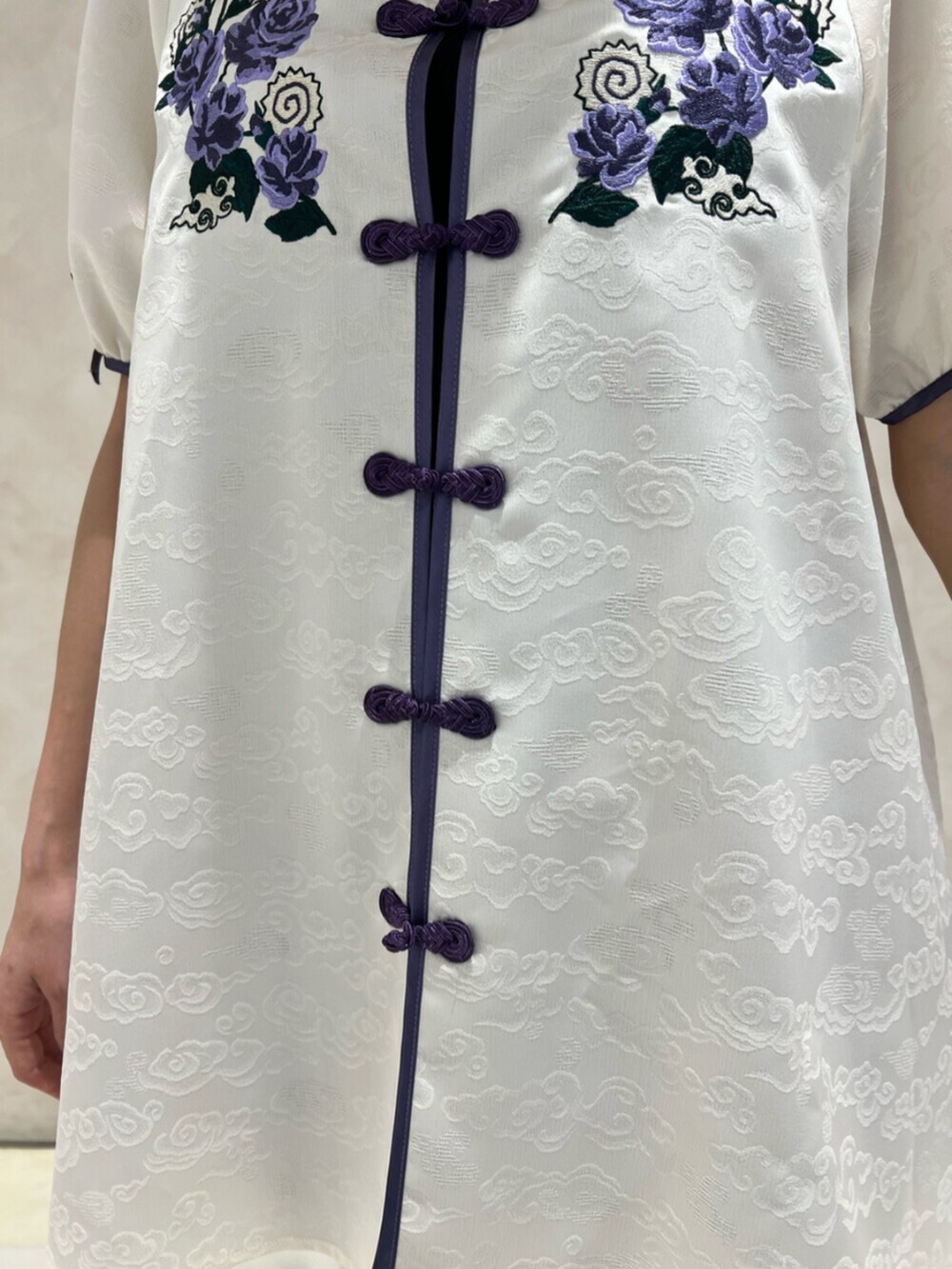 ホワイト系のシャツ/ブラウス、ブラック系のバレッタ/ヘアクリップを着用したレディースの夏コーディネートの6枚目の写真