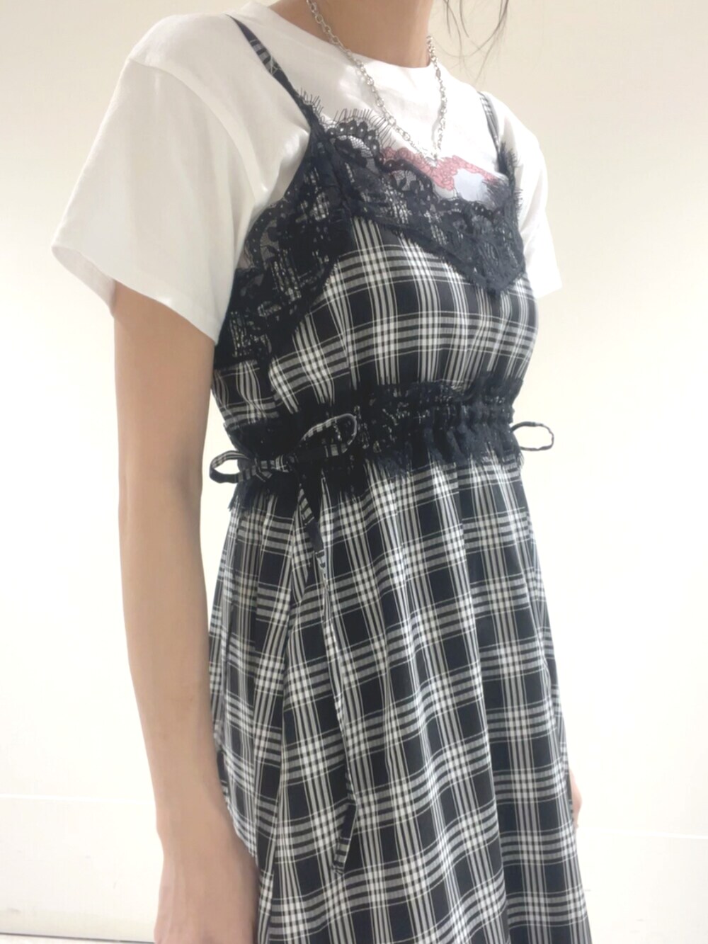 ブラック系のワンピース、ホワイト系のTシャツ/カットソーを着用したレディースの夏コーディネートの5枚目の写真