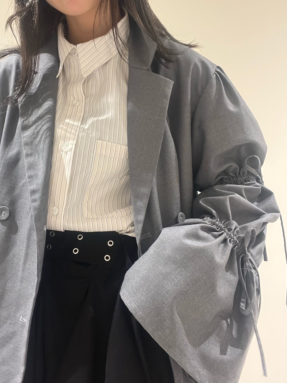 ブラック系のスカート、グレー系のワンピース、ホワイト系のシャツ/ブラウスを着用したレディースの春コーディネートの5枚目の写真