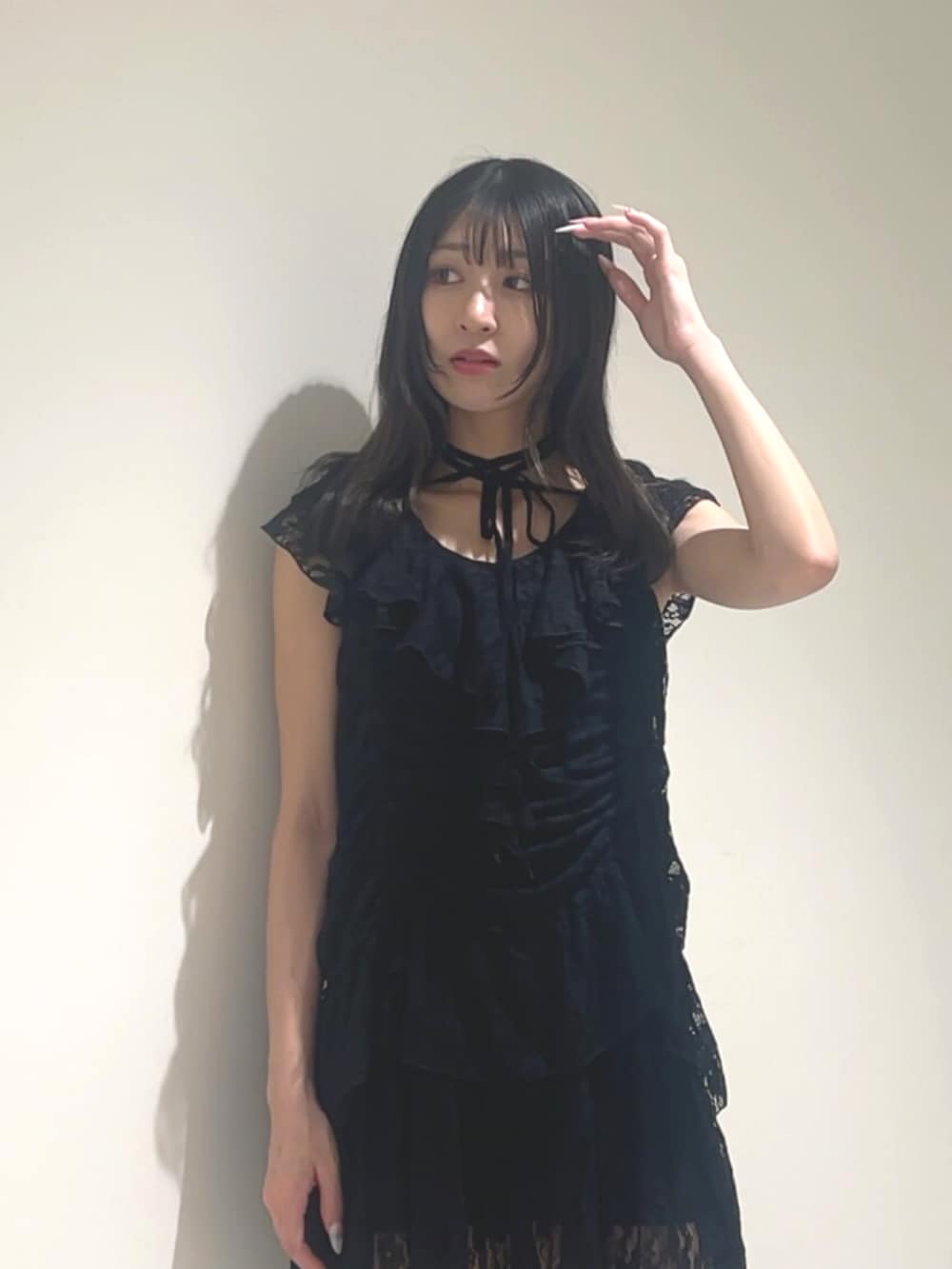 ブラック系のワンピース、ブラック系のパンプスを着用したレディースの夏コーディネートの4枚目の写真