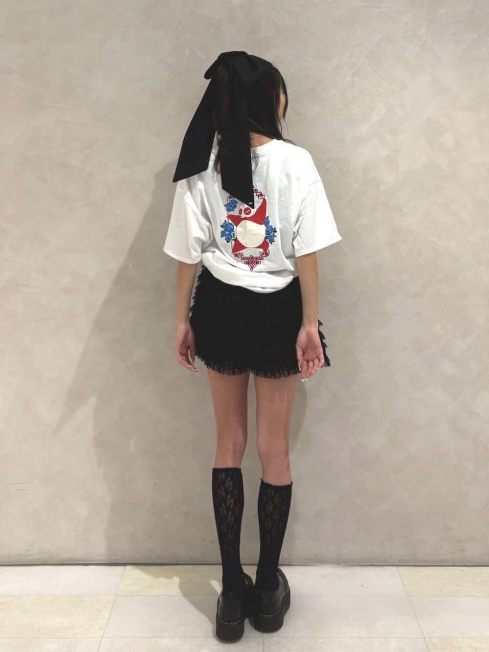 ブラック系のその他パンツ、ホワイト系のTシャツ/カットソー、ブラック系のバレッタ/ヘアクリップを着用したレディースの夏コーディネートの3枚目の写真