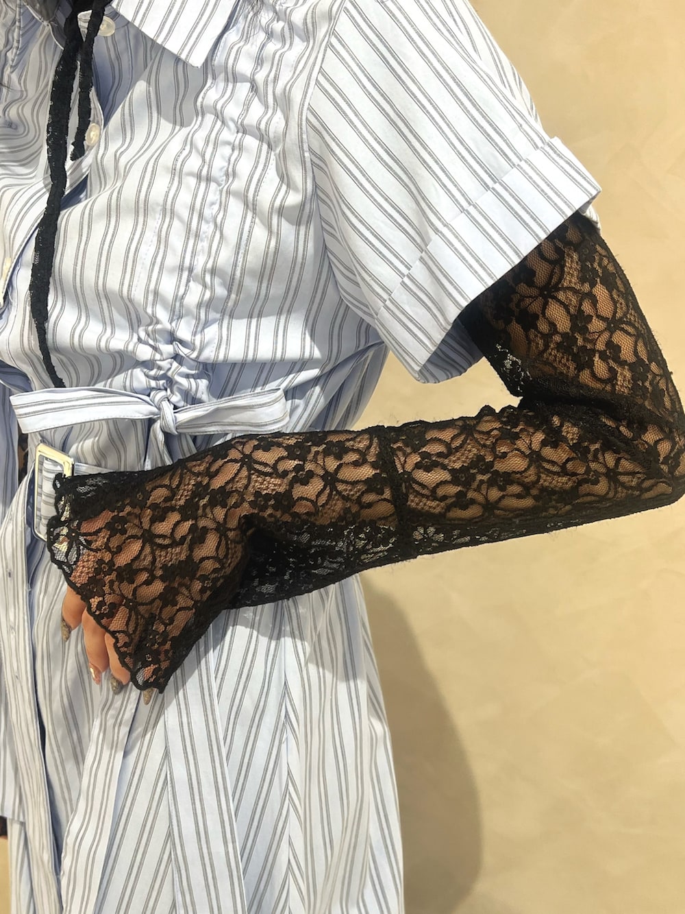 ブルー系のワンピース、ブラック系のTシャツ/カットソーを着用したレディースの春コーディネートの6枚目の写真