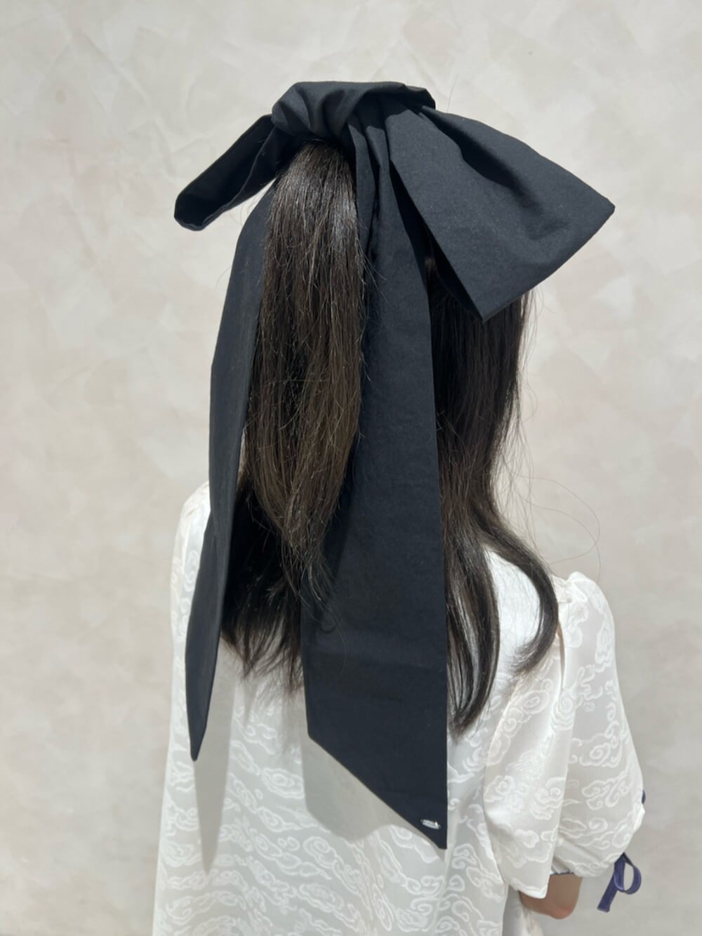 ホワイト系のシャツ/ブラウス、ブラック系のバレッタ/ヘアクリップを着用したレディースの夏コーディネートの8枚目の写真