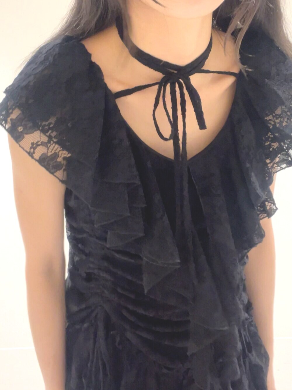 ブラック系のワンピース、ブラック系のパンプスを着用したレディースの夏コーディネートの5枚目の写真