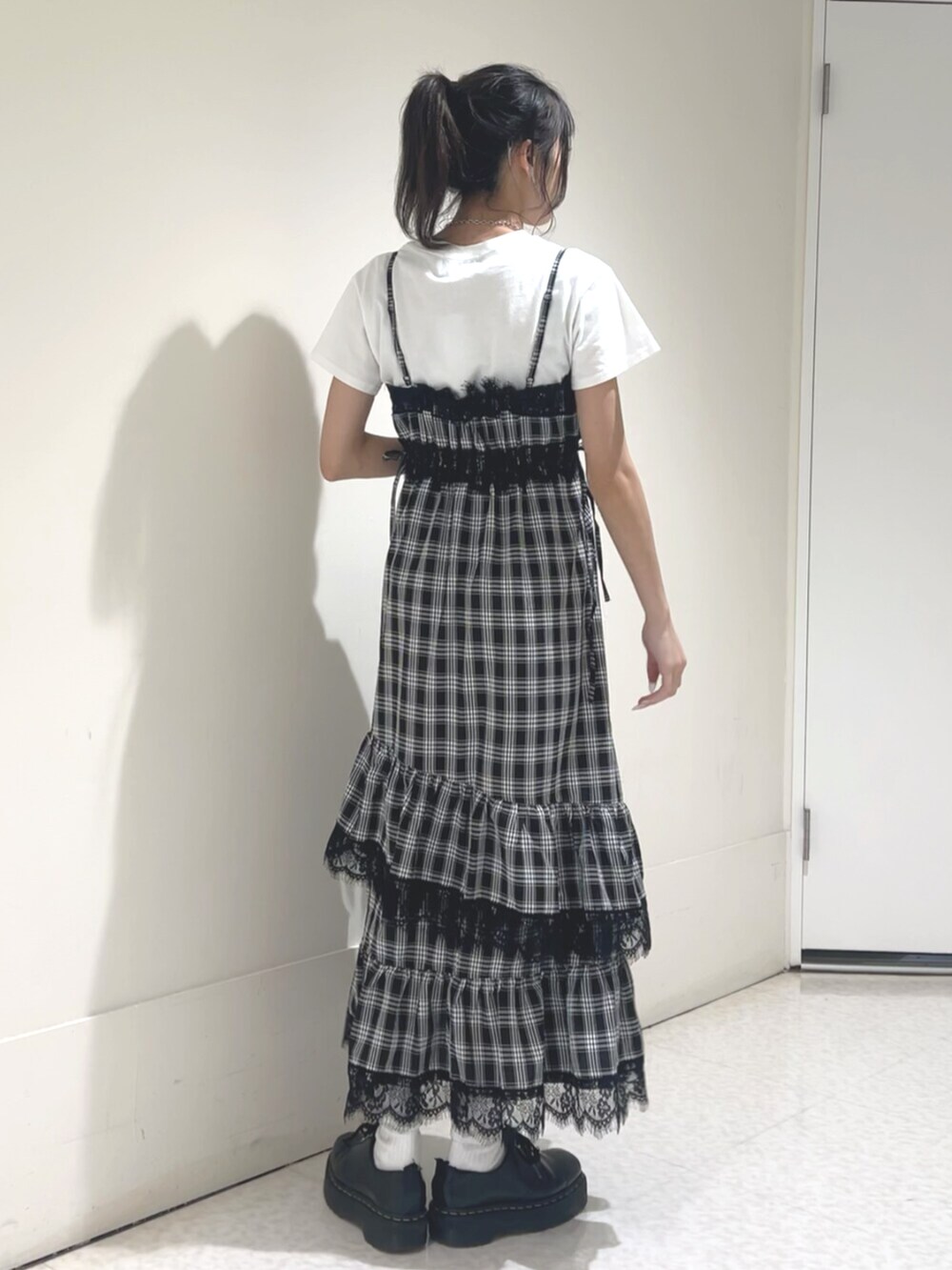 ブラック系のワンピース、ホワイト系のTシャツ/カットソーを着用したレディースの夏コーディネートの3枚目の写真