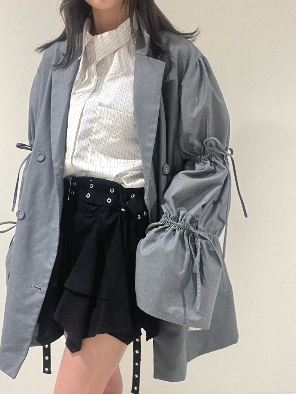 ブラック系のスカート、グレー系のワンピース、ホワイト系のシャツ/ブラウスを着用したレディースの春コーディネートの6枚目の写真