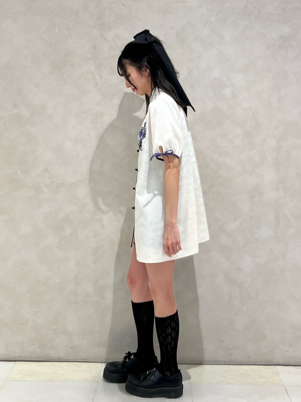 ホワイト系のシャツ/ブラウス、ブラック系のバレッタ/ヘアクリップを着用したレディースの夏コーディネートの2枚目の写真