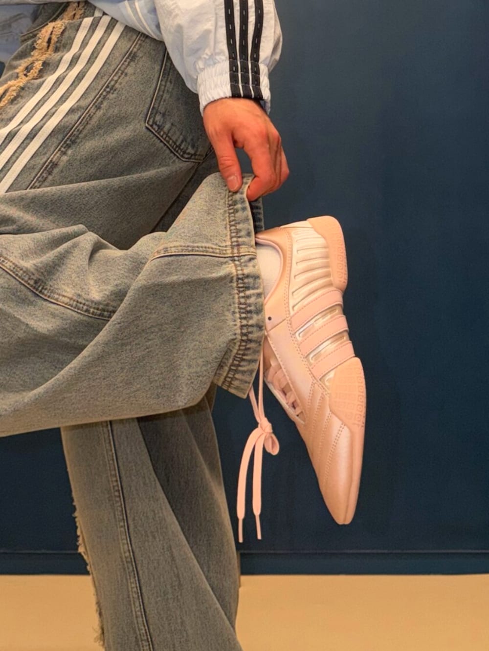 ブルー系のジャージ、ブルー系のデニムパンツ、ピンク系のシューズを着用したメンズの春コーディネートの4枚目の写真